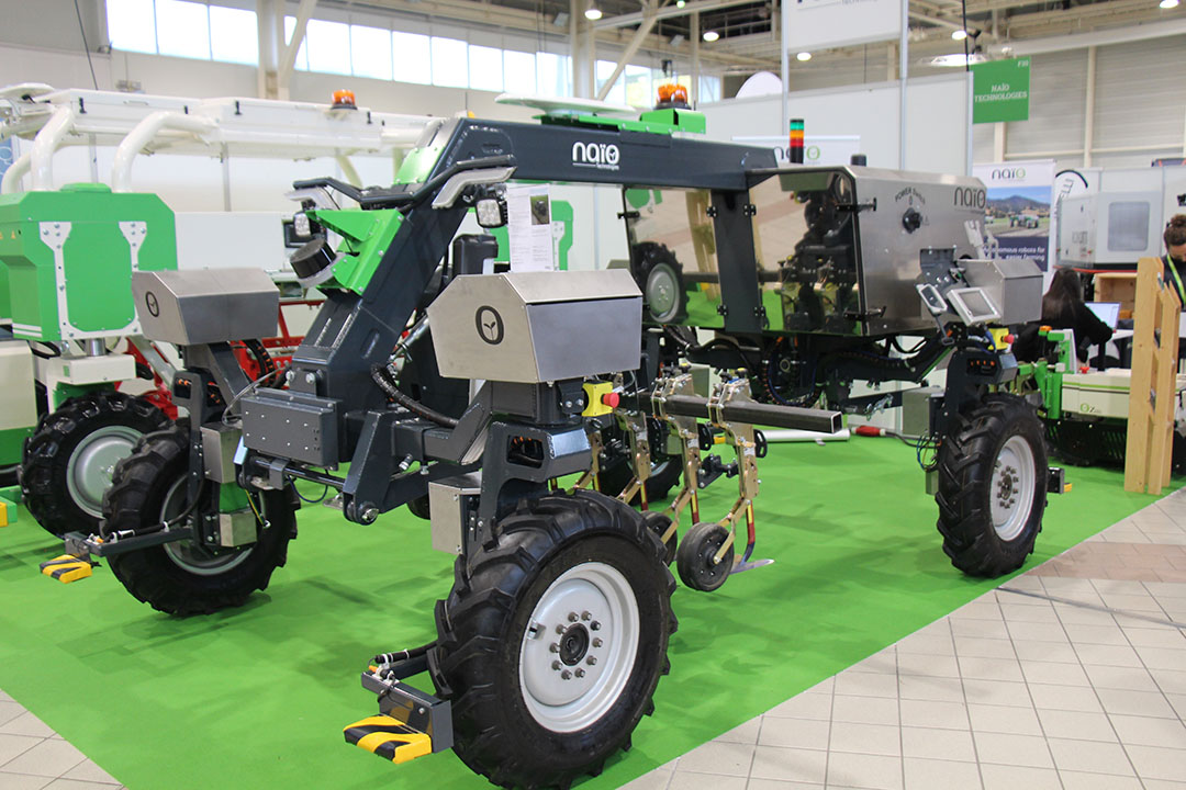 Naïo Orio: new straddle robot platform for large scale growers - Future Farming