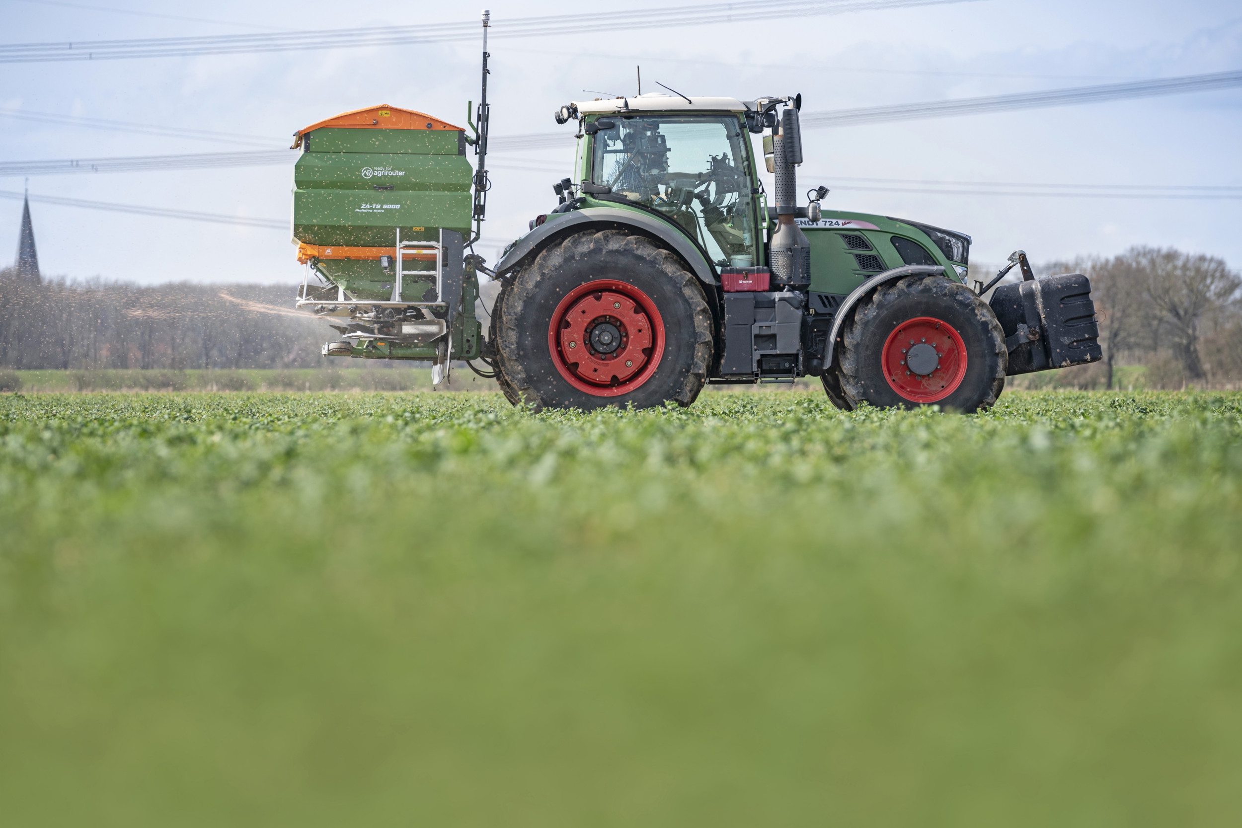 Amazone ZA-TS spreader: complete, accurate, and pricey