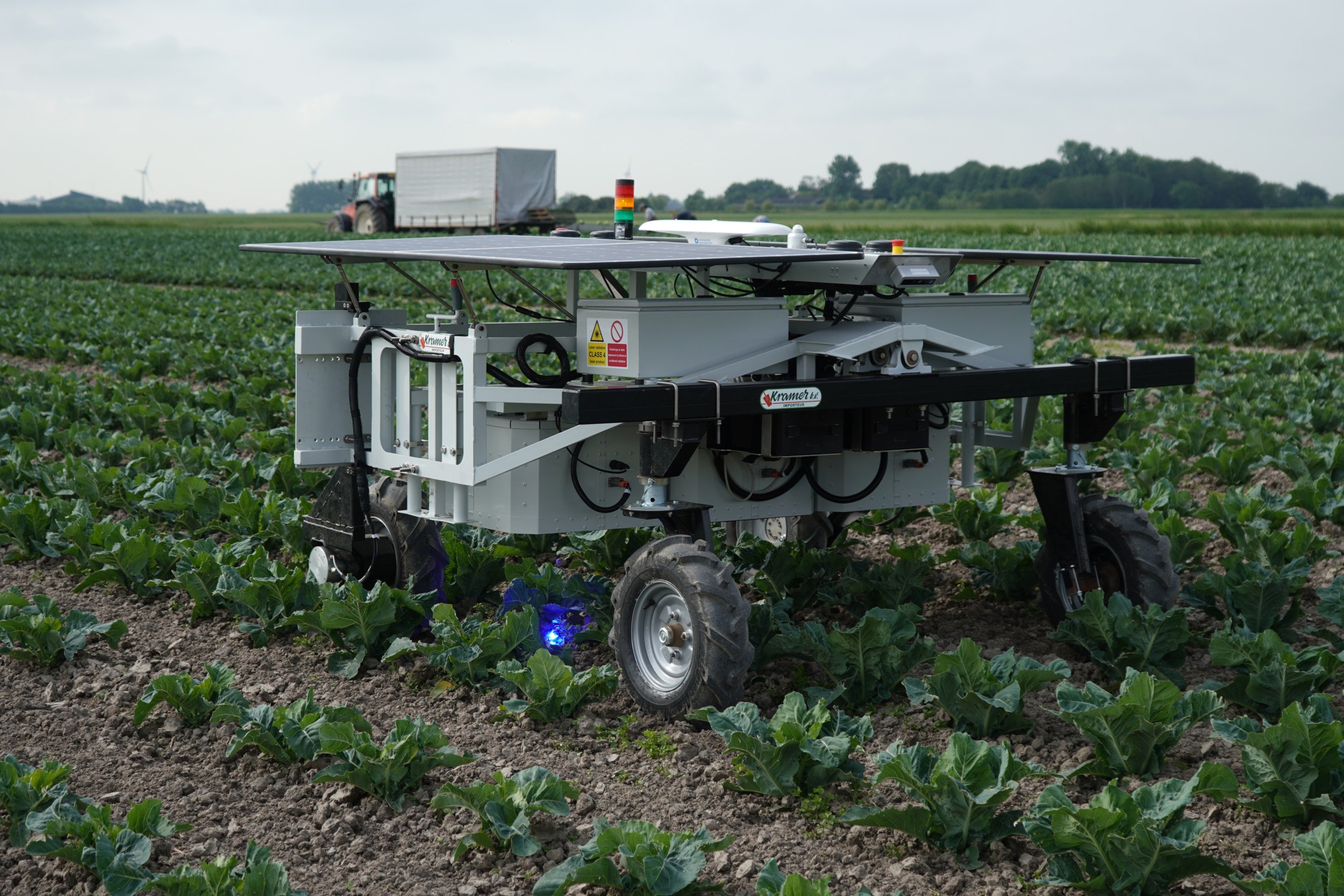 Field robot Earth Rover combats weeds with light